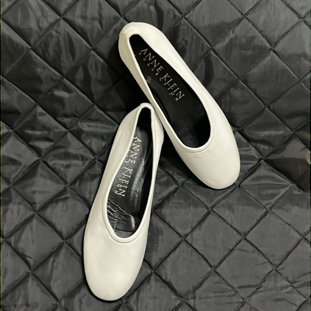 Pre-owned vintage White leather, Ann Taylor flats